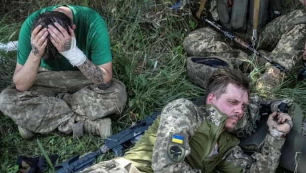 ПЪЛНО ИЗТОЩЕНИЕ: Украински войници губят съзнание от глад, оцеляват на дъждовна вода (ПОТРЕСАВАЩИ СНИМКИ)