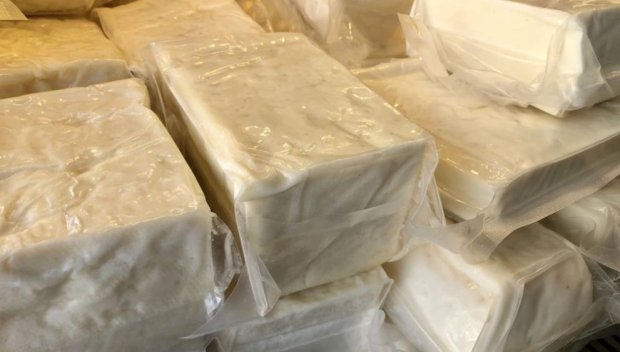 Унищожават 1,3 т млечни продукти, открити в автобус от Турция