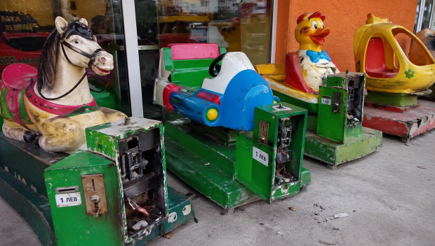 19-годишен повреди детски атракциони, крадейки монетите от тях