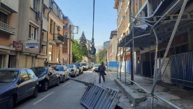 На косъм от трагедия: Кофраж падна на пътното платно на улица в София