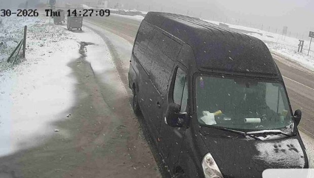 Сняг и мъгла затиснаха прохода Петрохан (СНИМКИ)