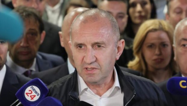 ВЛИЗАМЕ В УЧЕБНИЦИТЕ: Румен Радев с безпрецедентен световен рекорд