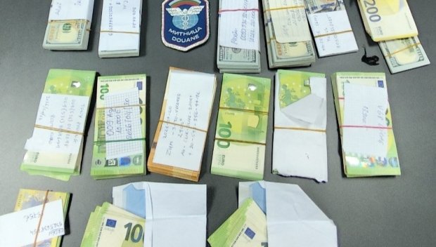 Митничарите във Видин задържаха недекларирани 200 000 евро в тир
