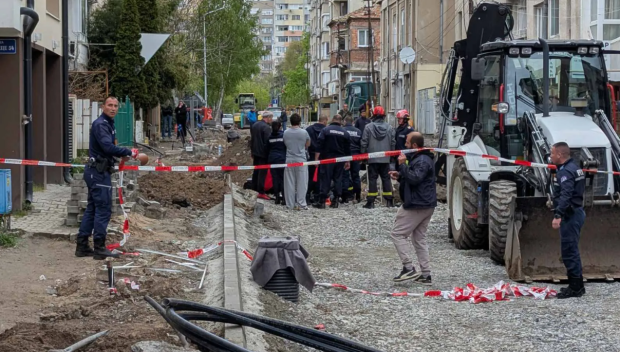 УЖАСНО НЕЛЕПО: Работник загина, затрупан с пръст от багер в Бургас