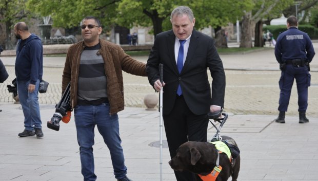 ЗА ПЪРВИ ПЪТ! Незрящ депутат с куче-водач е част от новия парламент (СНИМКИ)