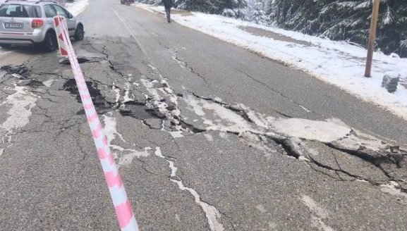 Пътят Смолян – Пампорово е затворен напълно заради пропадане