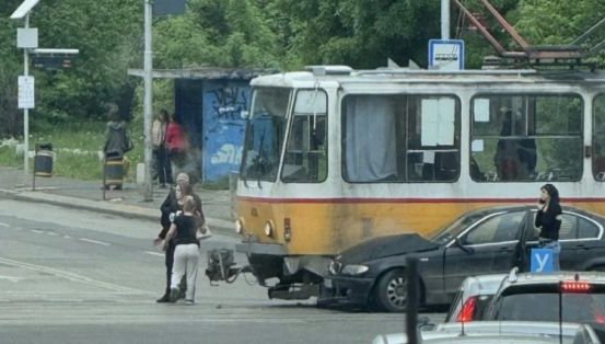 Кола се вряза в трамвай и образува огромно задръстване край Румънското посолство в София
