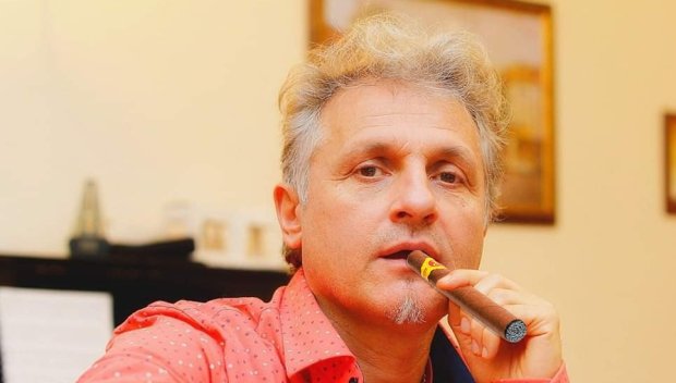 САМО В ПИК И РЕТРО: Къци Вапцаров си купува кафе за 1600 лв. (ПАПАРАШКИ СНИМКИ)