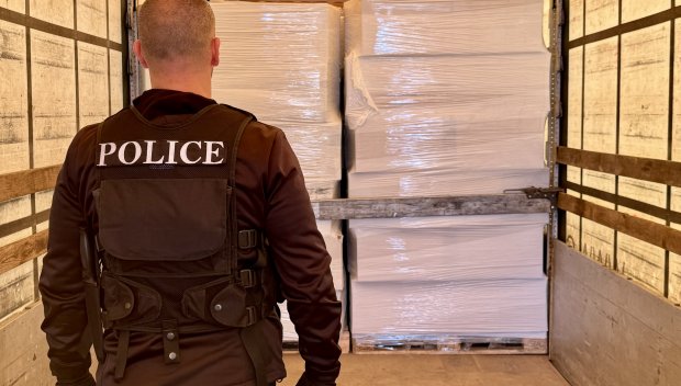 Прокуратурата привлече като обвиняем и задържа мъж от аферата с 150 000 кутии цигари без акцизен бандерол (СНИМКИ)