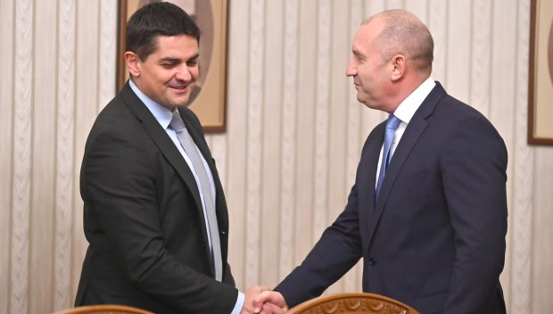 СЛУХ: Няма да повярвате коя е първата кандидат-президентска двойка - фен на тайните телефонни записи драпа за Дондуков 2