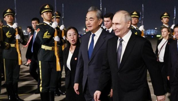 Си Дзинпин посрещна пищно Путин в Пекин