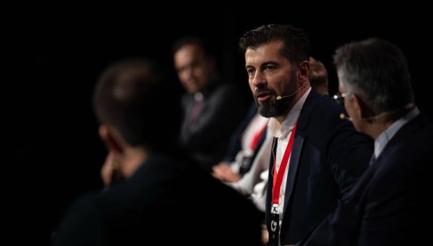 ВРЕМЕНАТА СЕ МЕНЯТ, НАГЛОСТТА ОСТАВА ВЕЧНА: Продавачът на хранителни добавки Кирил Петков се превъплъти в геополитически стратег. Той не е просто жалка карикатура на държавник, а....