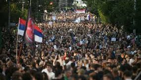 Хиляди излязоха на антиправителствен протест в Белград: 23 души са задържи след сблъсъци с полицията