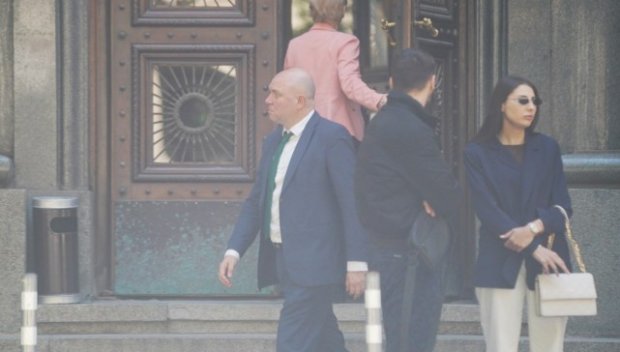 САМО В ПИК! Депутатът Владислав Панев продължава да си ръководи фирмите? (СНИМКИ)