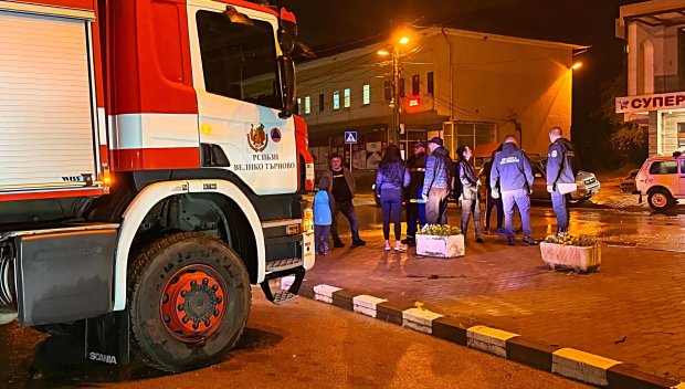 Двама души са пострадали при пожар в апартамент в Дебелец