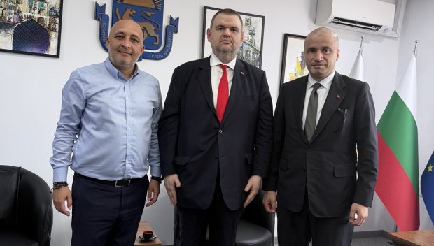 Делян Пеевски пристигна в Кърджали директно от заседанието на НС, за да подкрепи кмета Ерол Мюмюн: Отказваме офертата за страх! Не на страха!