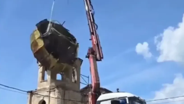 Кран изпусна купола на църква при ремонт в софийско село (ВИДЕО)