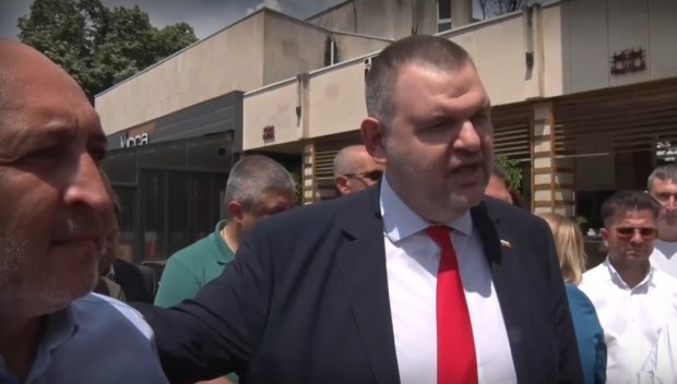 Пеевски за разпита на кмета на Кърджали: Огромен скандал, полицейско насилие. Радев да реагира - министърът му мина всички граници (ВИДЕО)