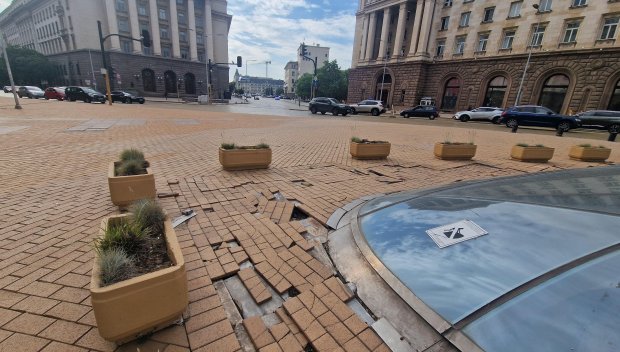 АЛО, ТЕРЗИЕВ! Грозни дупки зейнаха на Ларгото, жълтите плочки са изпочупени и изкъртени (СНИМКИ)
