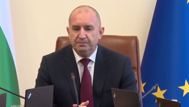 ИЗВЪНРЕДНО! Радев сложи край на спекулациите - ето какво става с майчинството и с пенсиите (ВИДЕО)