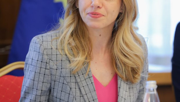 Доцова обсъди с колегата си от РСМ антибългарските прояви и европейската интеграция