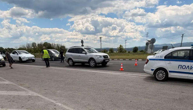 Автобус от градския транспорт на София се натресе с кола