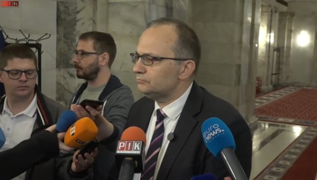 ПАНАИРЪТ Е ПЪЛЕН! ДБ реве за партийната субсидия, плаши Радев с протести