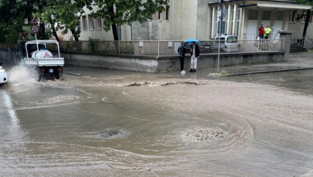 Потоп в Казанлък: Улиците на града се превърнаха в реки