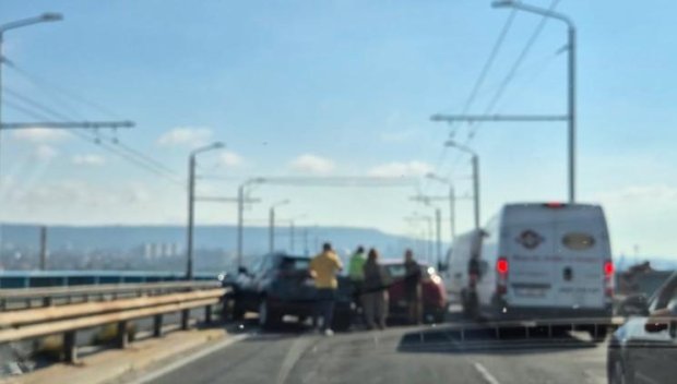 ХАОС: Три катастрофи с 12 автомобила в рамките на няколко часа на Аспаруховия мост