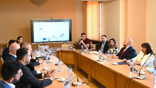 Министър Ефремова се запозна с напредъка по изграждането на Националната платформа за обучения (СНИМКИ)