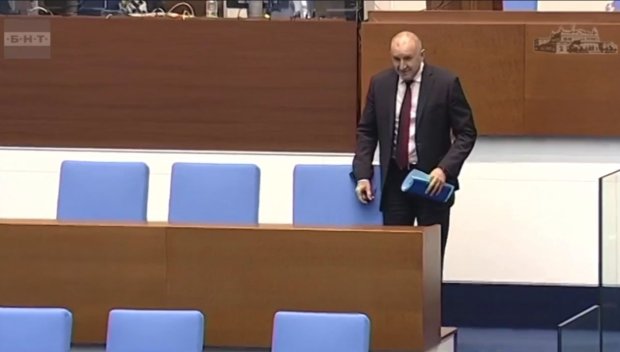 ЛЮБОПИТНО! Вижте как посрещнаха Радев в парламента (ВИДЕО)