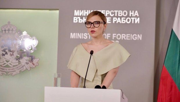 ОБРАТ ЗА 24 ЧАСА: След модната буря министър Петрова бързо прибра голото рамо (СНИМКИ)