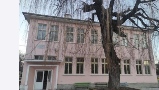 Ремонтират основно сградата на вековно читалище в Земен