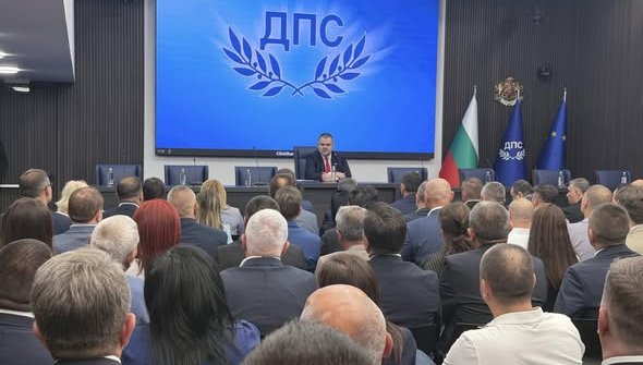 ПЪРВО В ПИК! Делян Пеевски: Аз ще бъда най-отпред и ще ви водя! ДПС ще следва мисията си - това са хората! (СНИМКИ)