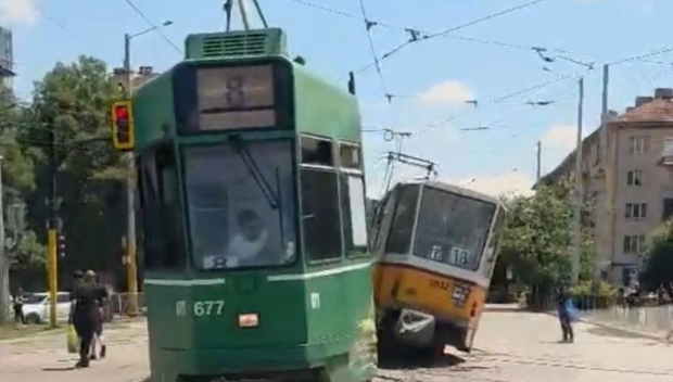 Два трамвая се удариха в София, движението в района е затруднено (ВИДЕО)