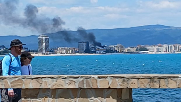Пожар избухна близо до хотели в Слънчев бряг (СНИМКИ)