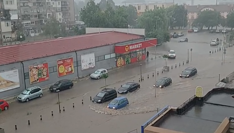 Лом е под вода след силна буря (ВИДЕО)