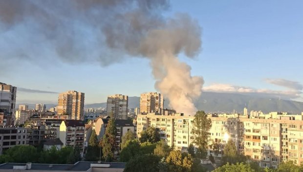Голям пожар в столичния квартал Обеля: Лежащо болен е изведен по спешност