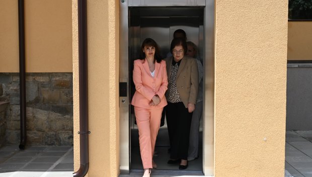 Министър Ефремова откри обновения Дом за стари хора в село Добродан