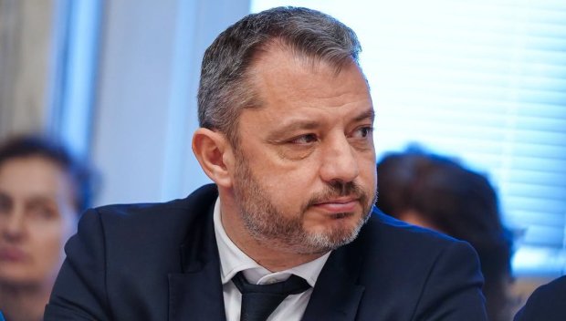 Приеха оставката на Делян Добрев като депутат - четирима негови колеги от ГЕРБ не го пускат