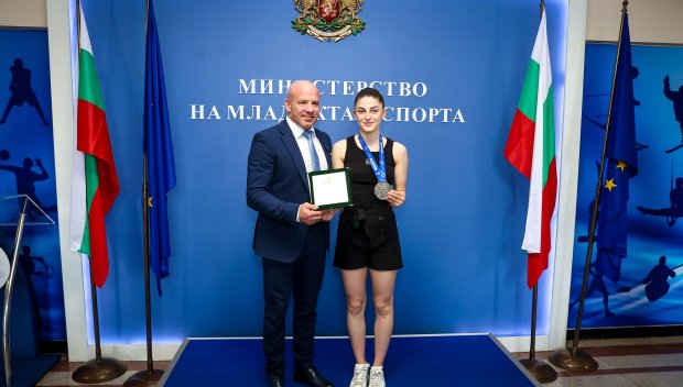 Министърът на младежта и спорта Енчо Керязов награди европейската вицешампионка по карате Теодора Цанева (СНИМКИ)