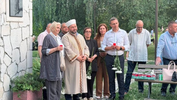 ДПС на протестно бдение срещу решението на правителството за закриване на Комисията по досиетата без обществено допитване (СНИМКИ)
