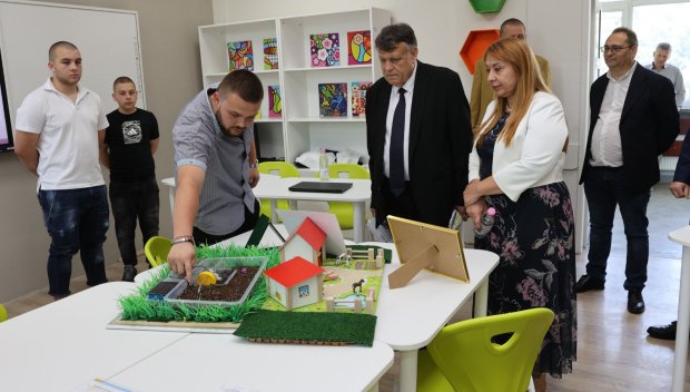 Влагат 2 млн. евро за високи постижения в гимназия „Хенри Форд“