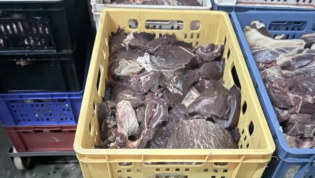 БАБХ спря близо 1,4 тона месо без здравна маркировка и документи