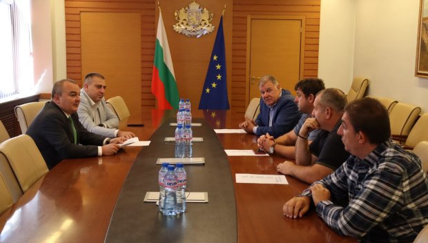 Министър Абровски се срещна с представители на сектора на оранжерийното производство 