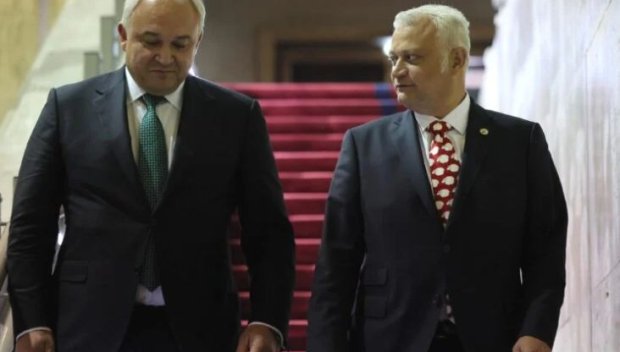 Пратиха есемес на бившия МВР шеф Емил Дечев с призив да изясни истината за полетите на Пеевски