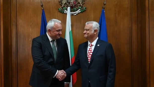 Кой лъже за пътуванията на Пеевски - Емил Дечев или Иван Демерджиев