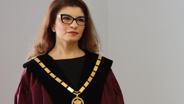 Десислава Атанасова с официална позиция, показа и ДОКУМЕНТИ: Не съм пътувала с частен полет до Дубай с Пеевски