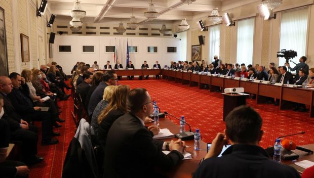 Правната комисия обсъжда преминаване към изцяло машинно гласуване