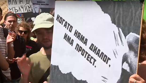 След дни на напрежение: Ректорът на НАТФИЗ разговаря с протестиращите студенти